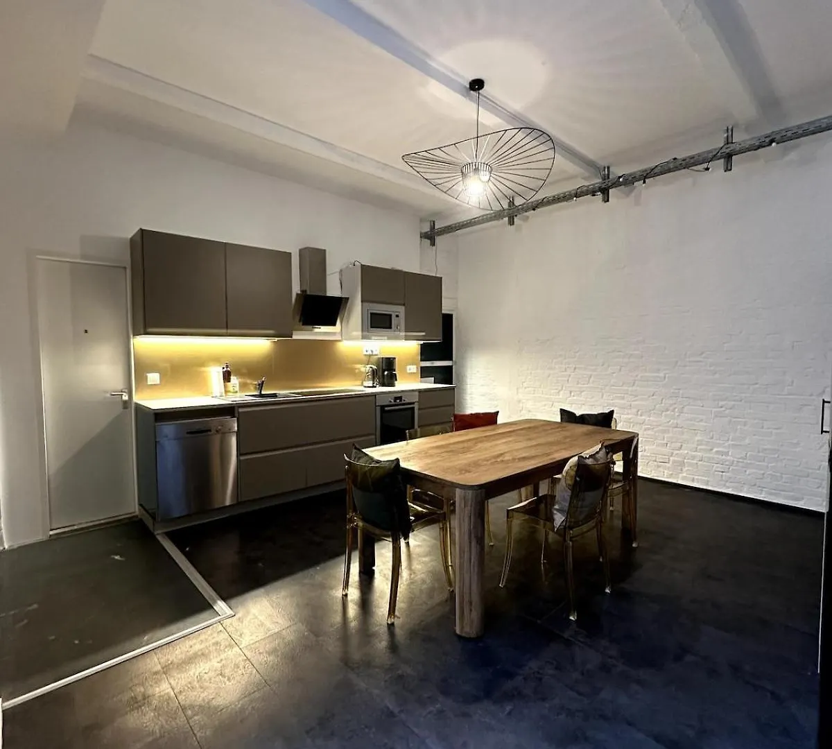 Elegant Gray Room In Vibrant Area 2 Berlin