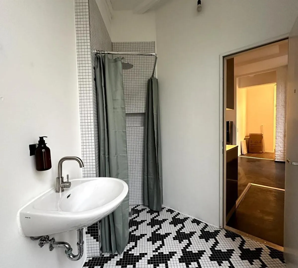 Elegant Gray Room In Vibrant Area 2 Berlin 0*,