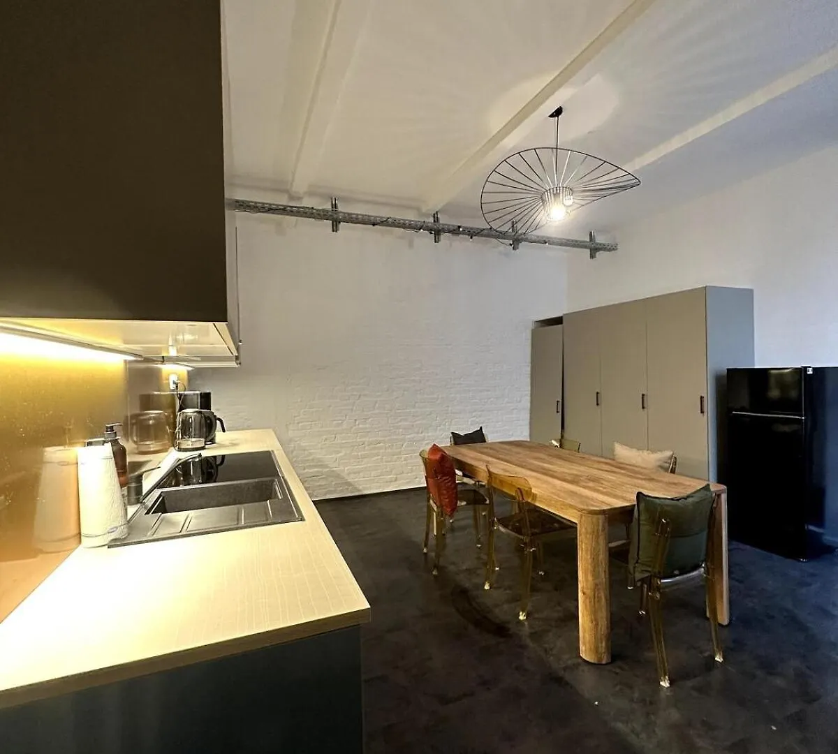 Elegant Gray Room In Vibrant Area 2 Berlin
