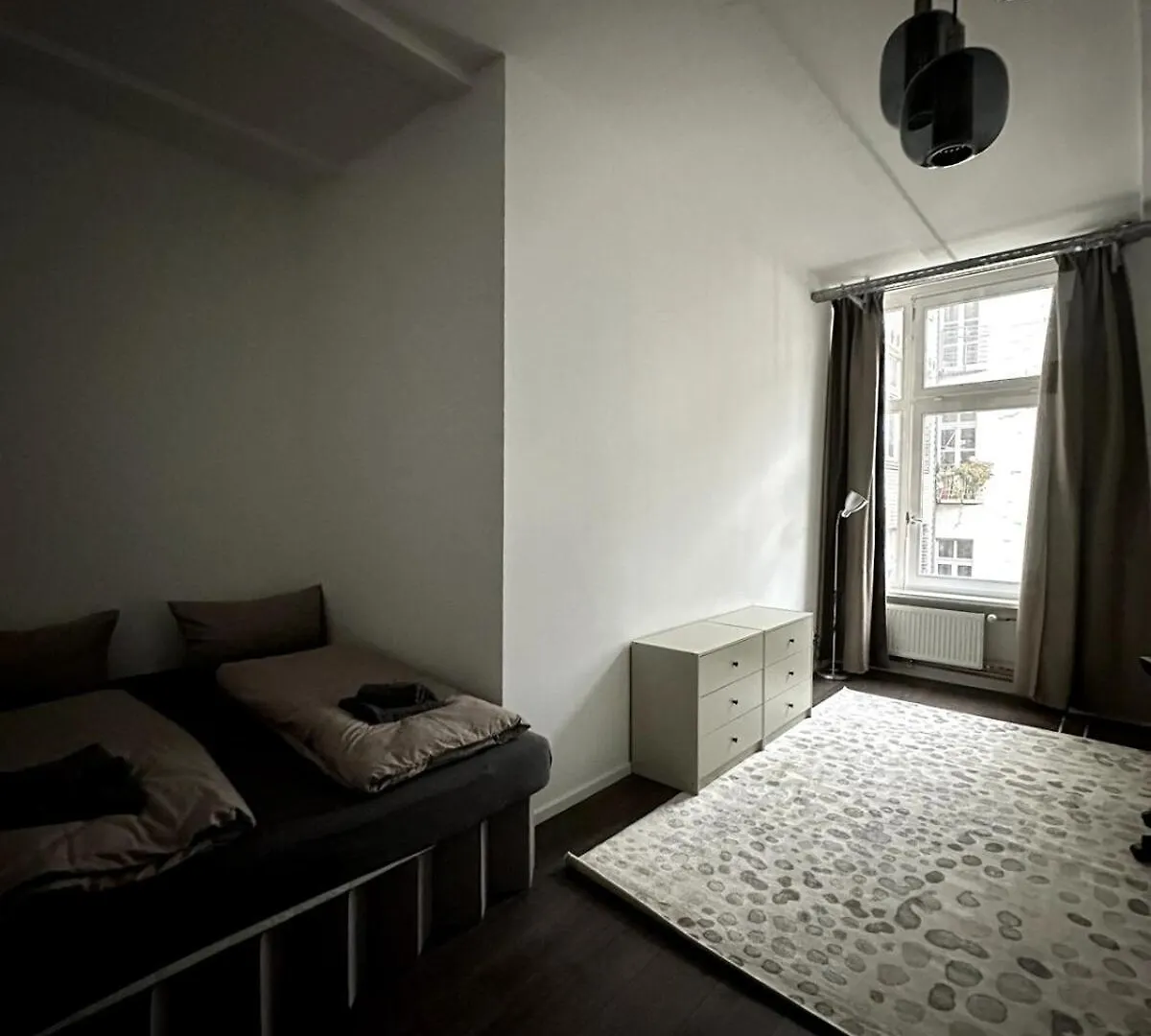 Elegant Gray Room In Vibrant Area 2 Berlin